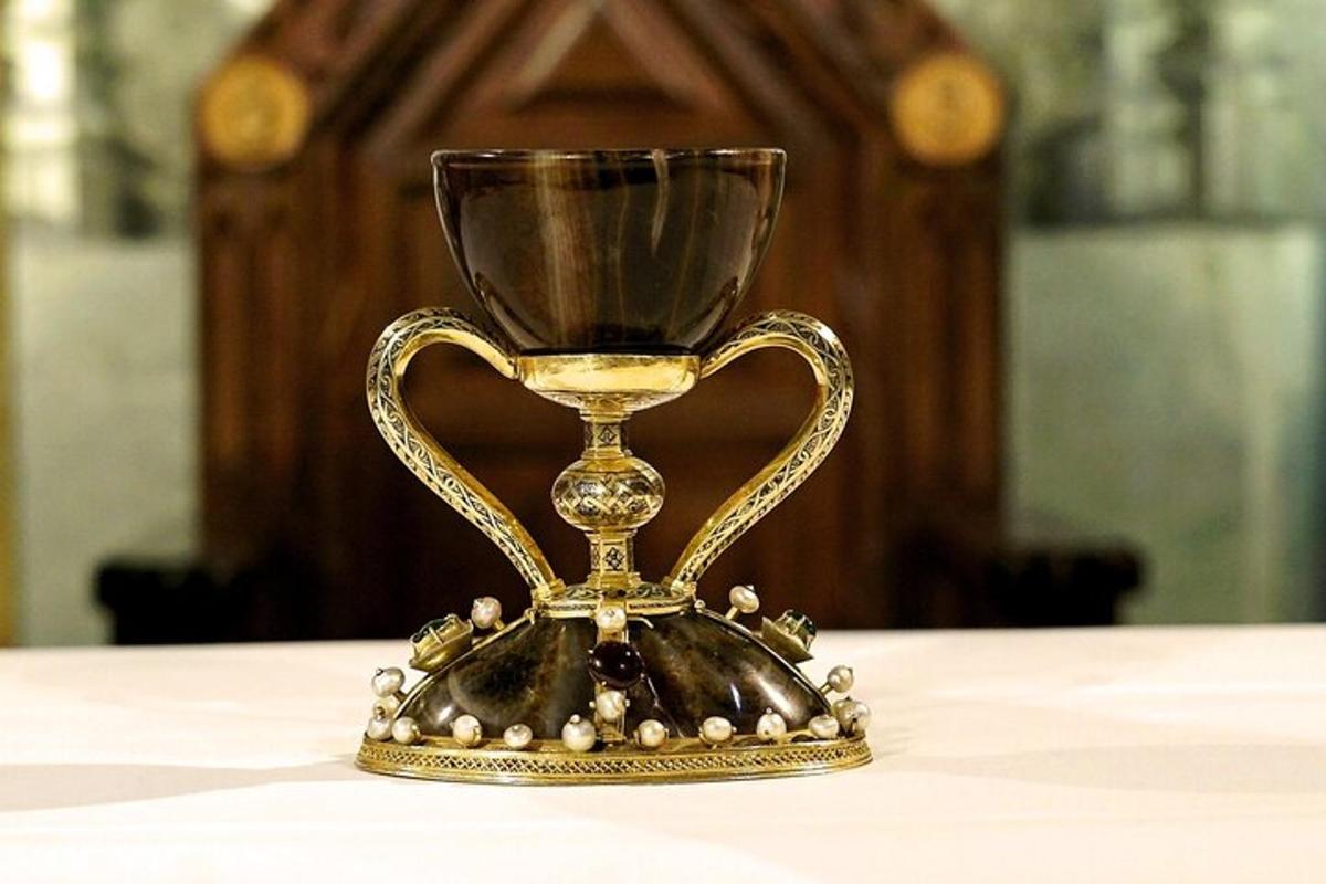 zlatá a černá trofej ležící na stole