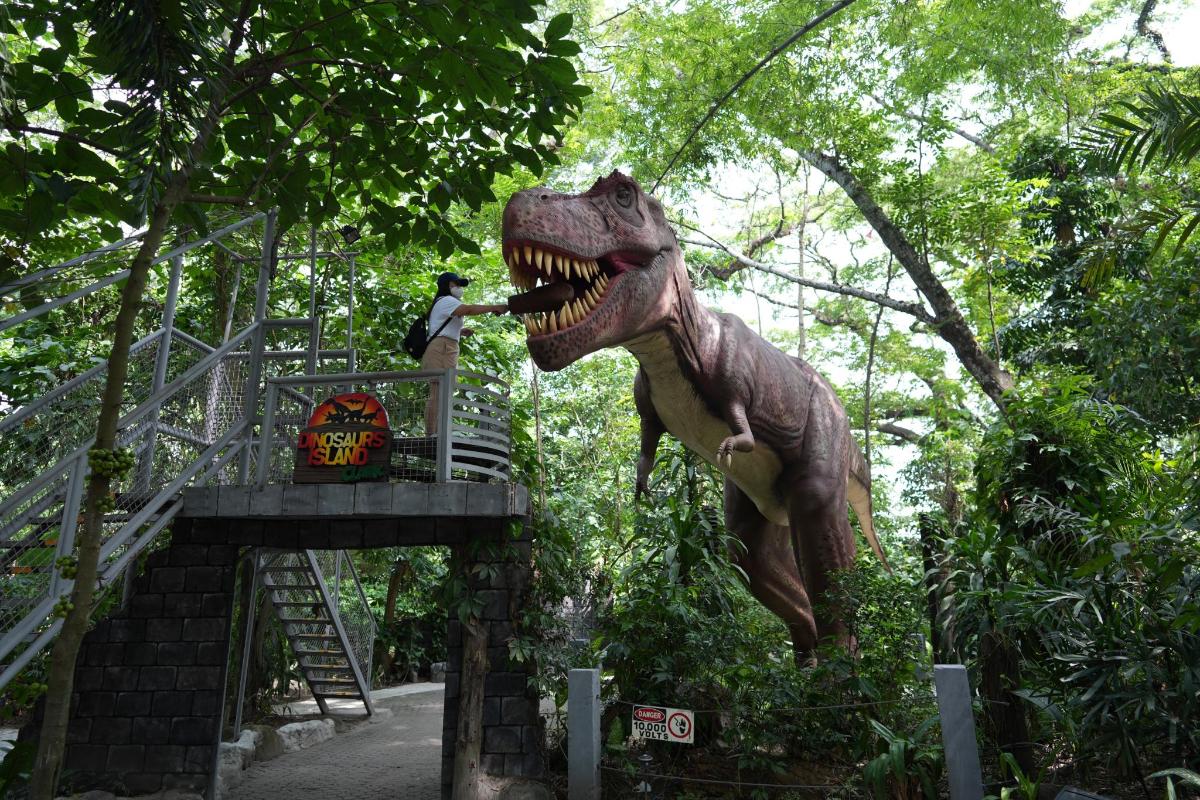 socha dinosaura na moste