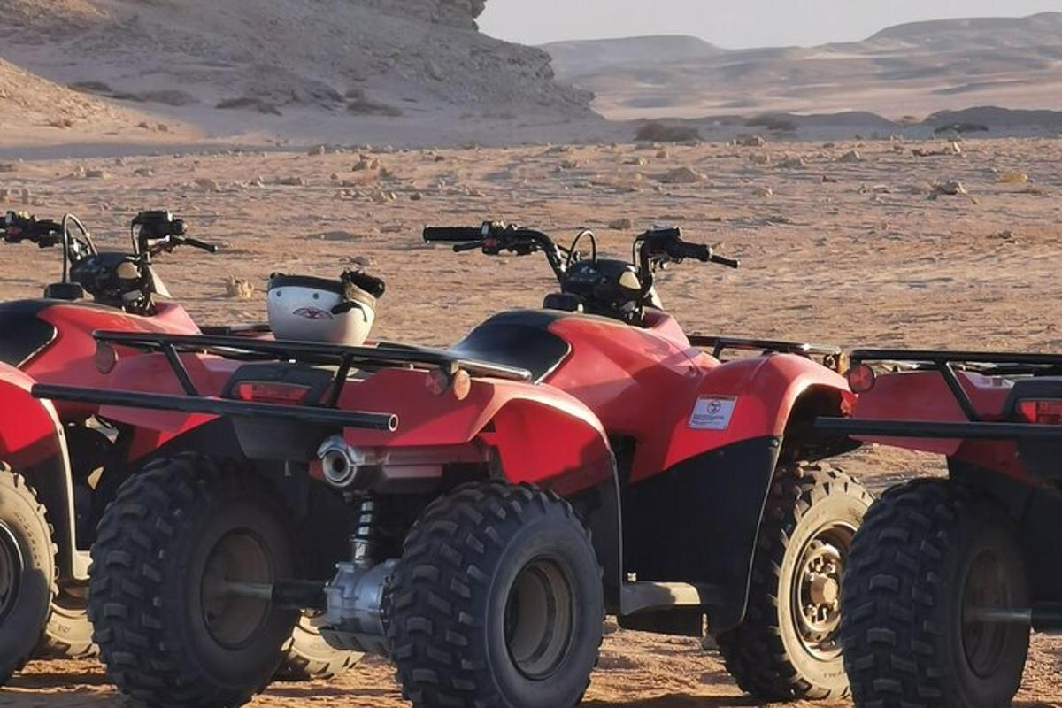 To ATV-er er parkert i ørkenen