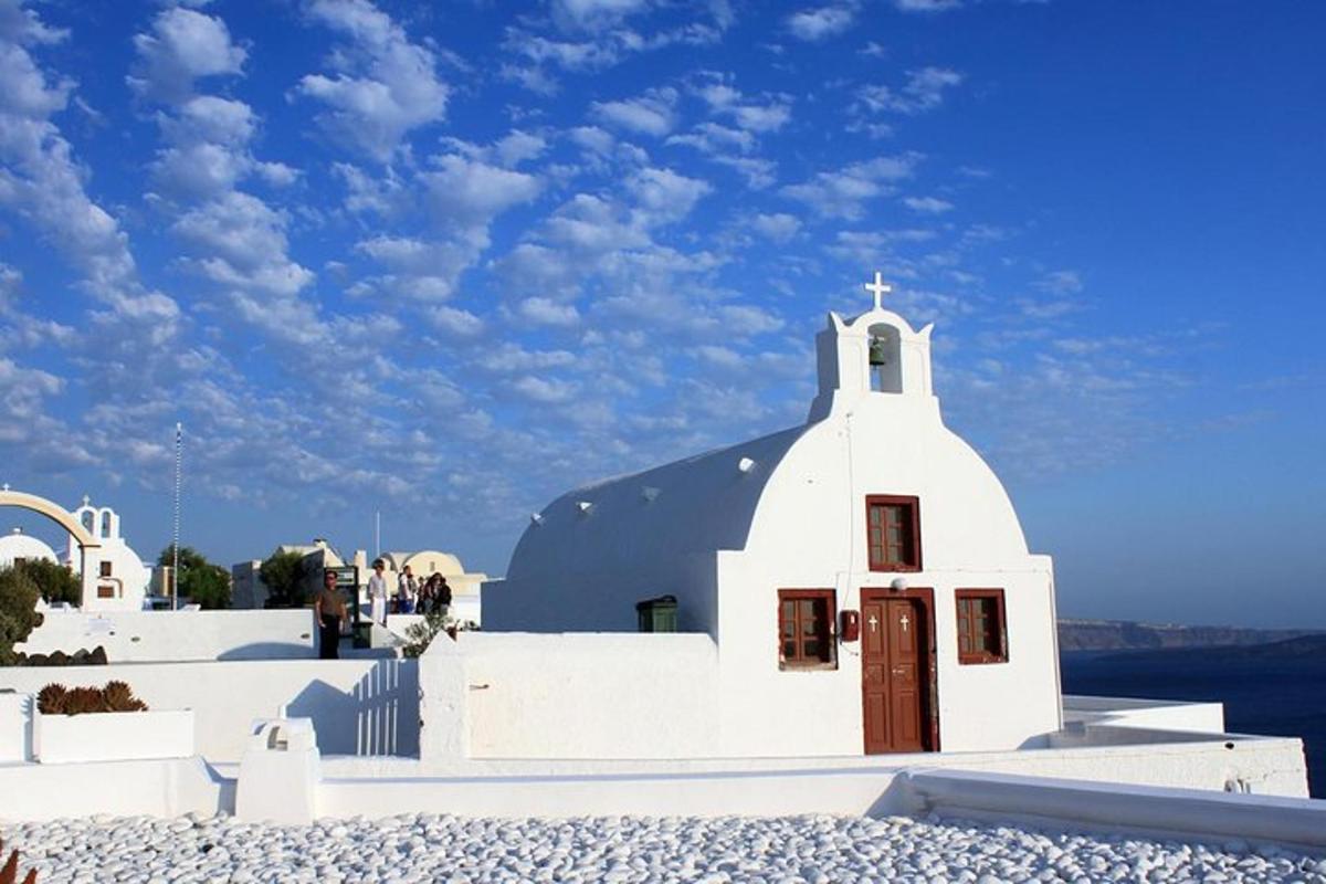 una chiesa bianca con una croce in cima