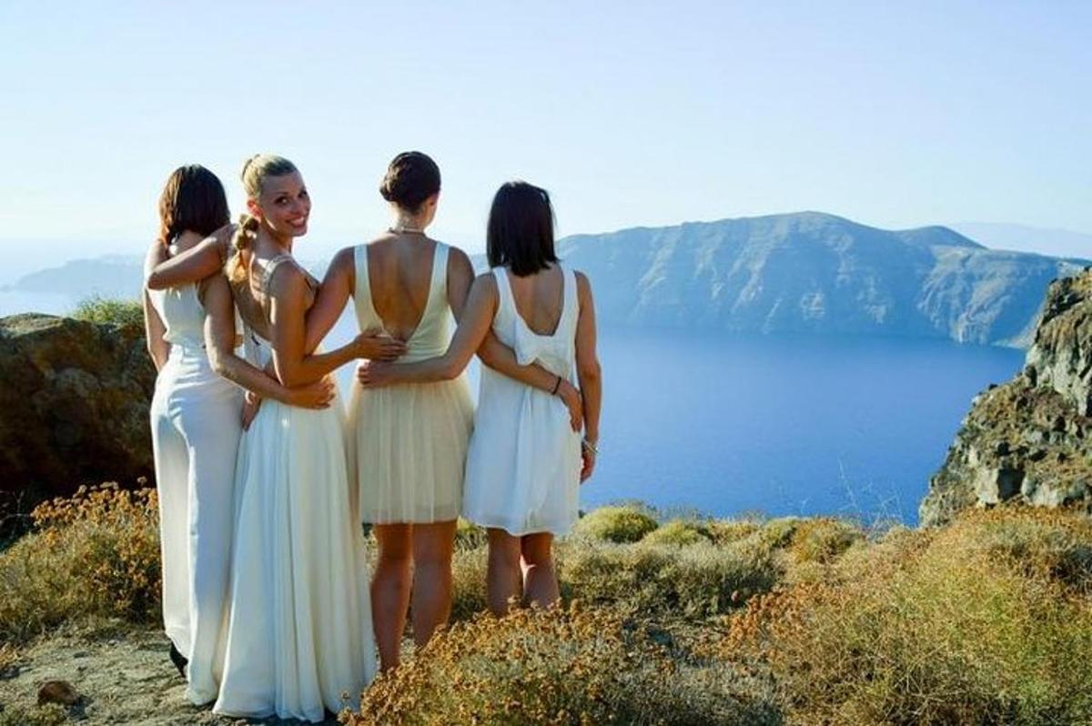 un gruppo di donne in piedi sulla cima di una montagna