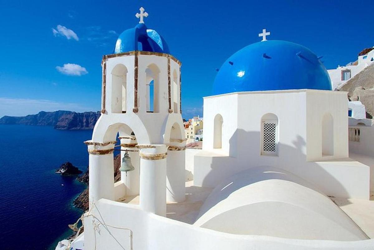 una chiesa con una cupola blu sul lato dell'acqua