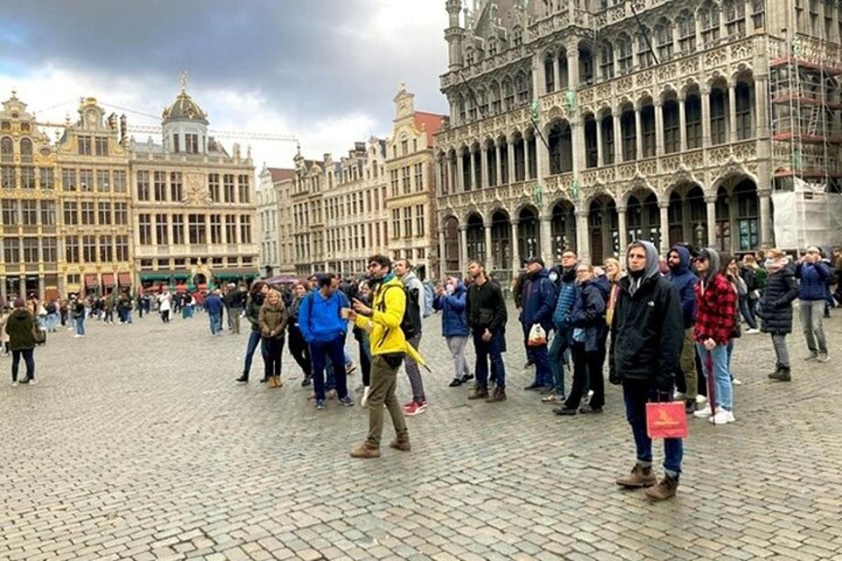 un gruppo di persone che camminano in una strada cittadina