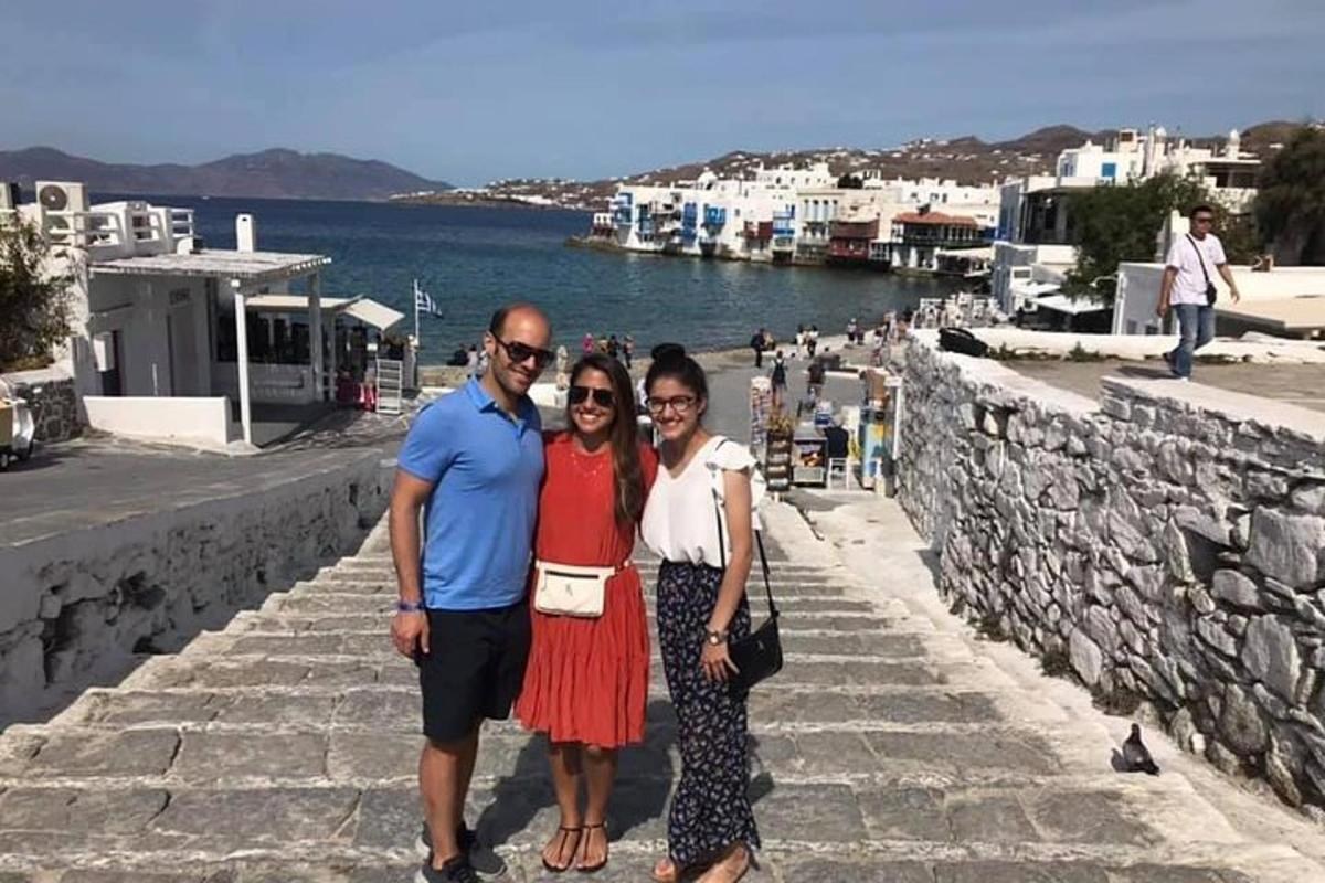 un uomo e una donna in piedi su un muro
