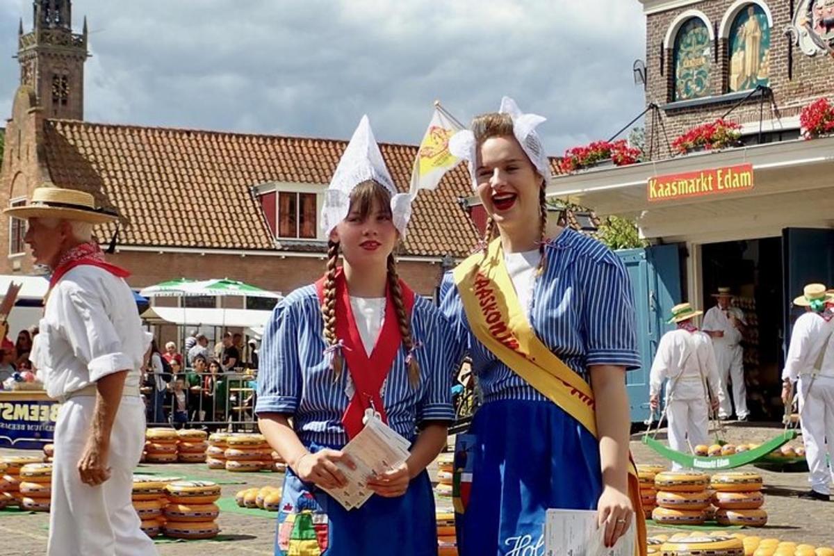 Két jelmezbe öltözött ember áll egy piac előtt