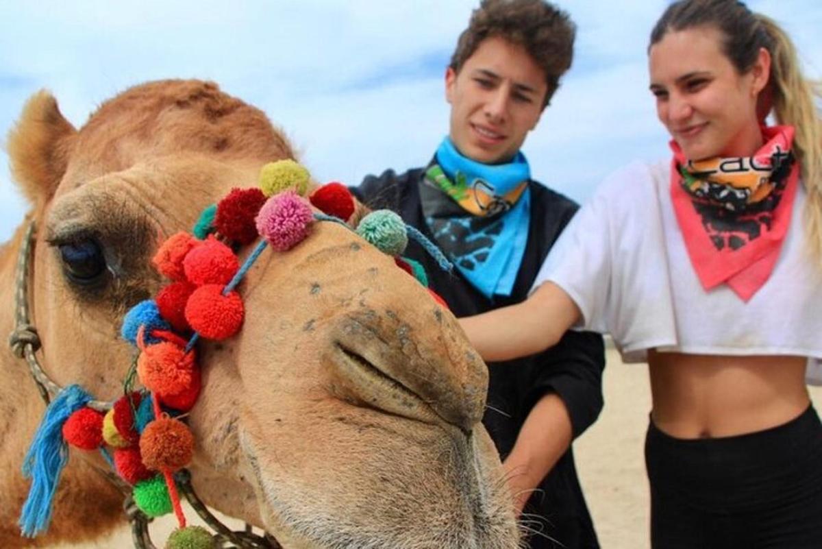גבר ואישה עומדים ליד גמל
