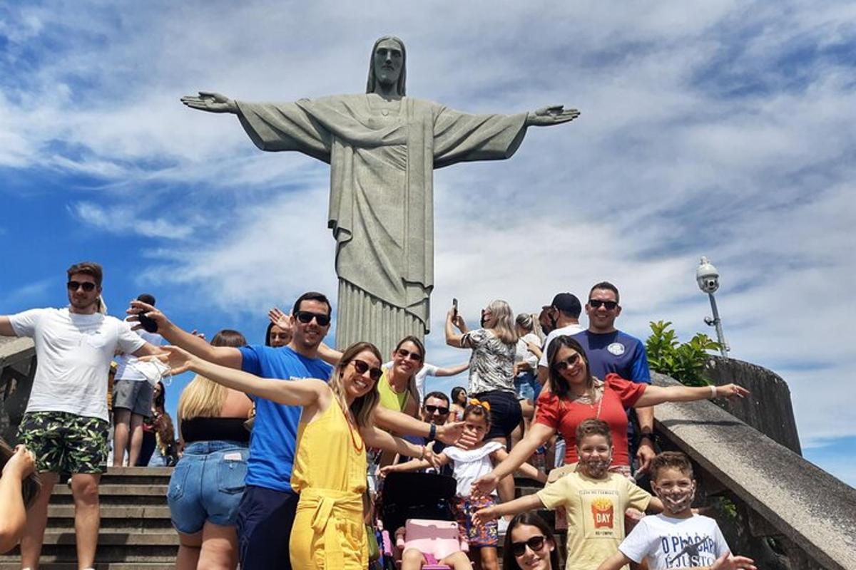 Un grupo de personas de pie frente a la estatua del Cristo Redentor.