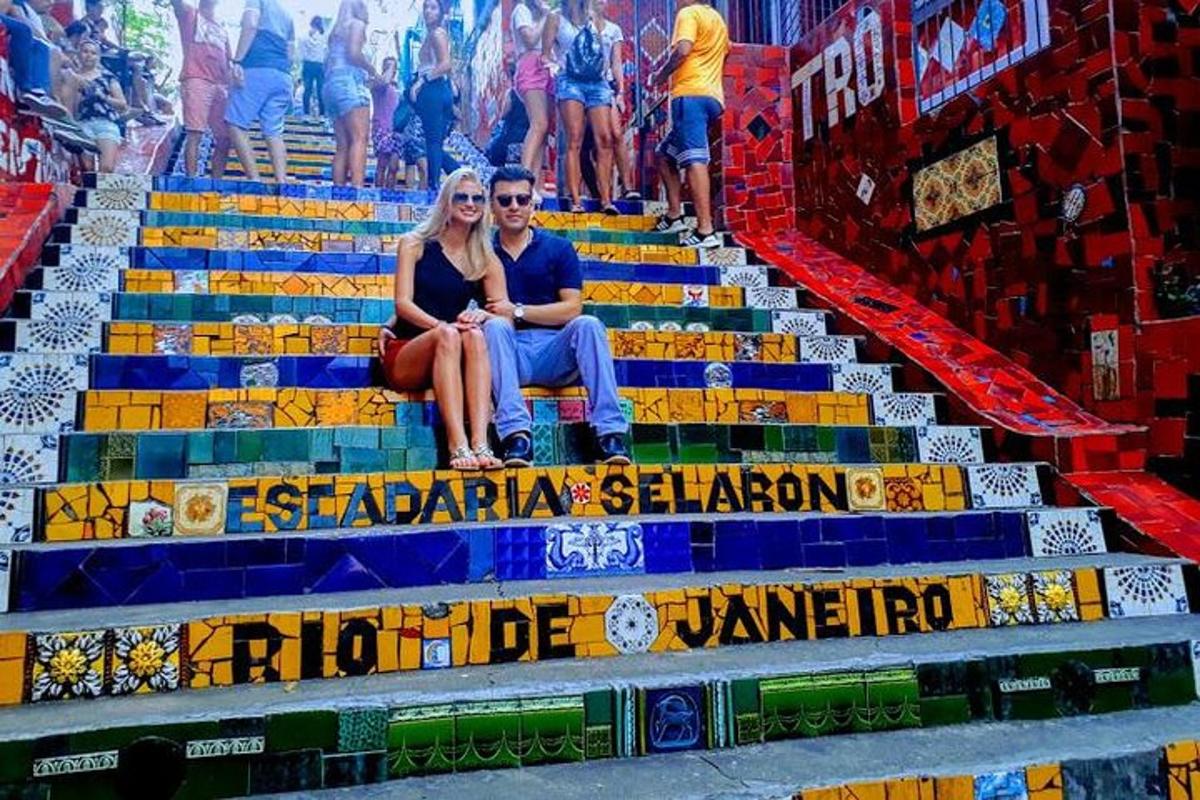 un uomo e una donna seduti sulle scale di uno stadio