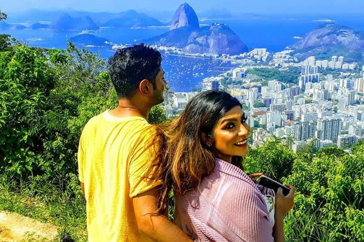 un uomo e una donna in piedi sulla cima di una montagna