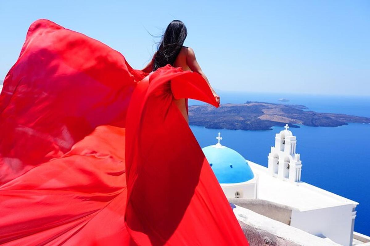 una donna in un vestito rosso che guarda l'oceano