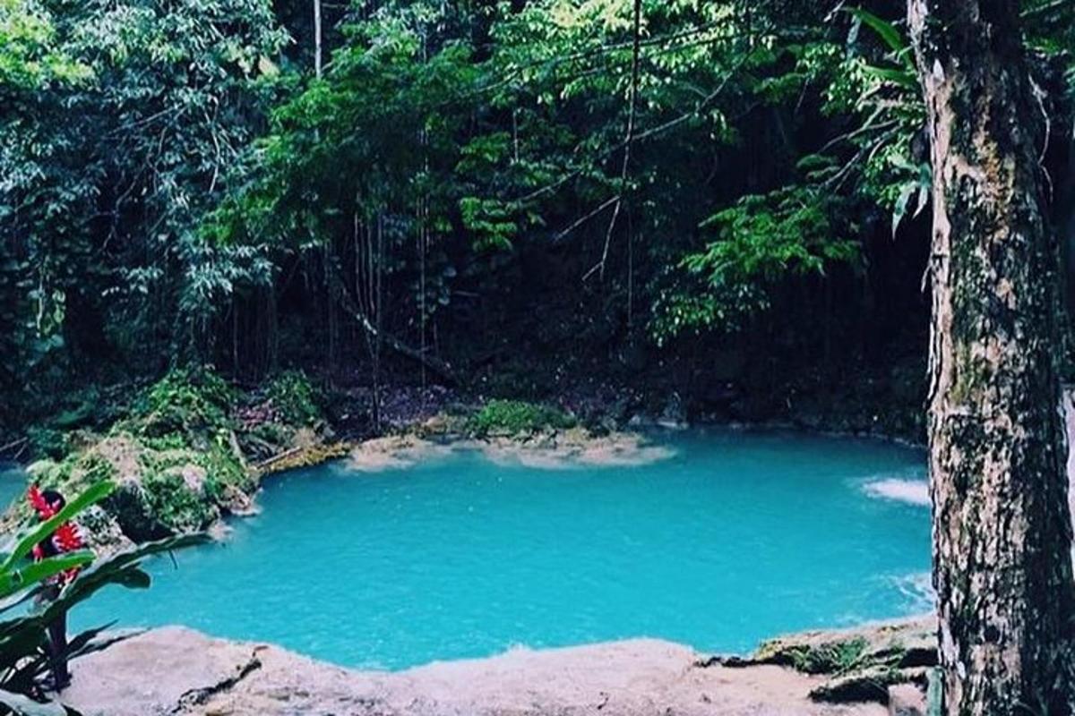 kolam air biru di tengah hutan