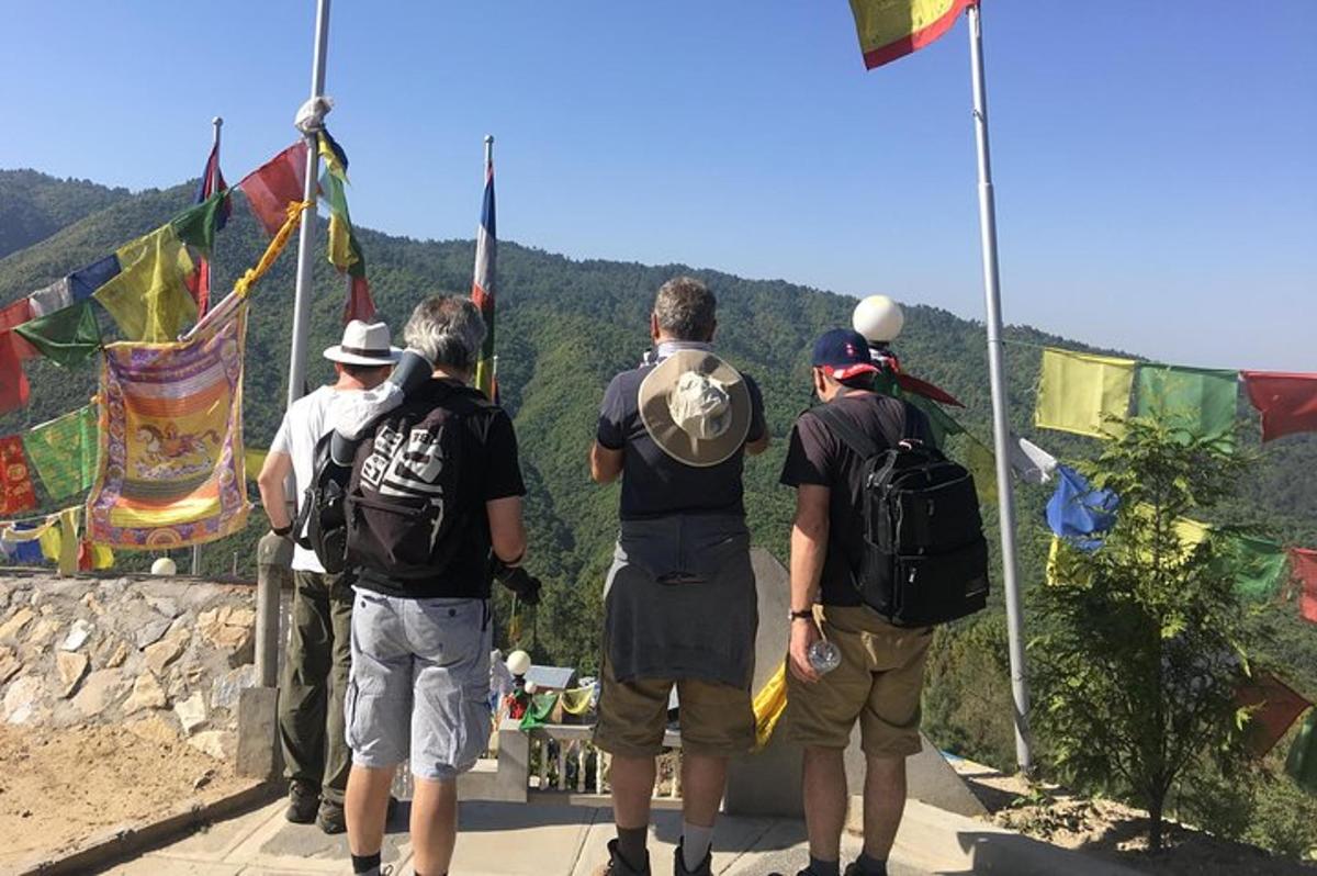 skupina lidí stojící na mostě s vlajkami