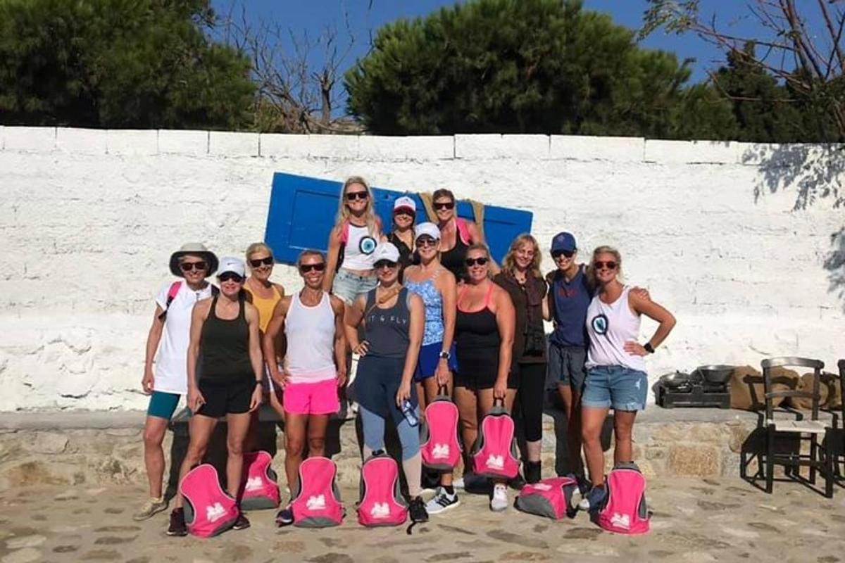 un gruppo di persone in posa per una foto sulla spiaggia