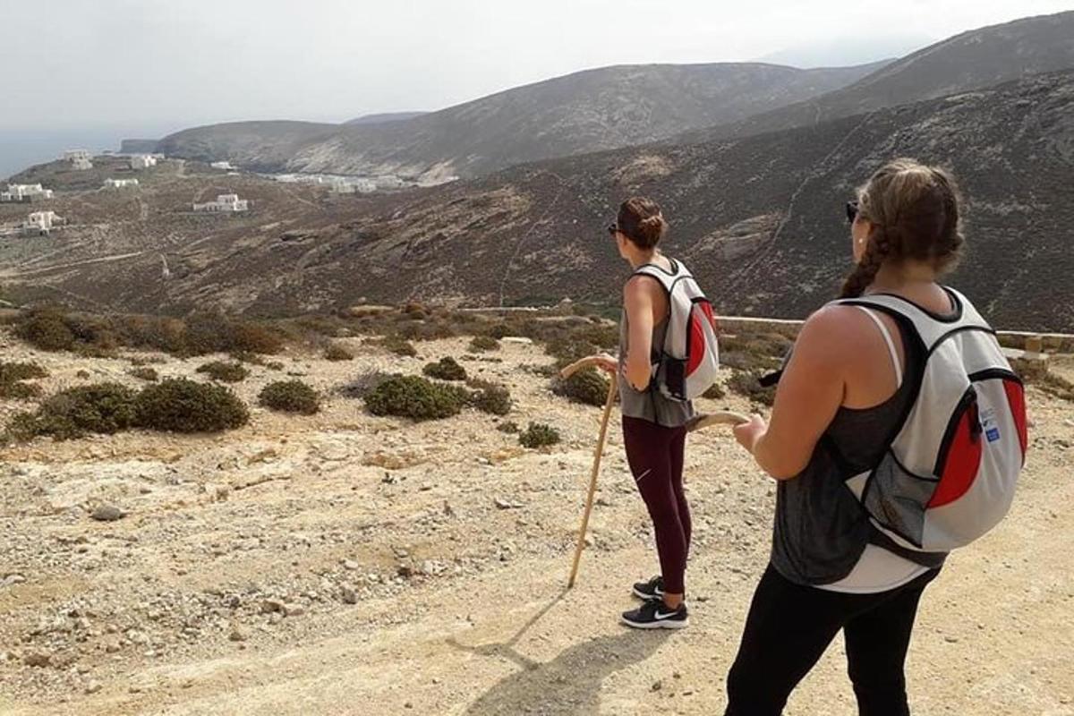 due persone sono in piedi sulla cima di una montagna