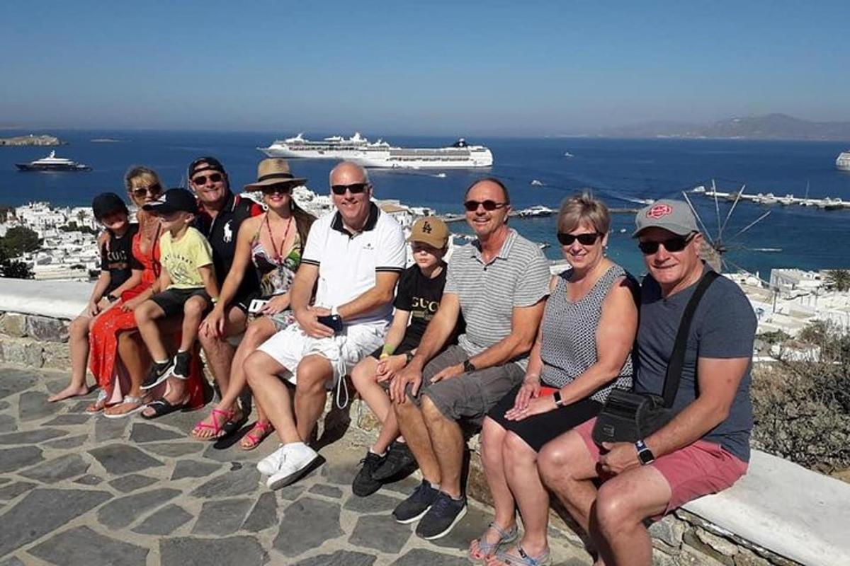 grupp inimesi poseerib pildi jaoks