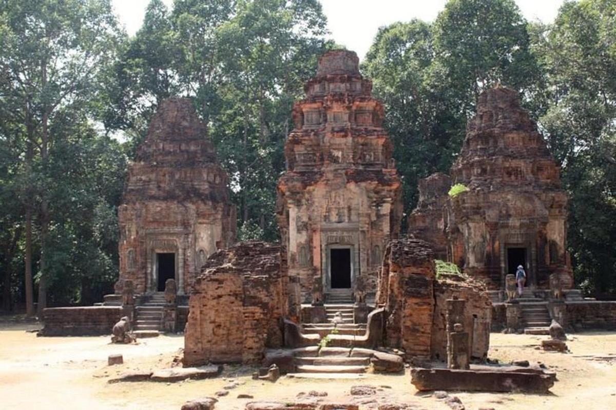 un gruppo di templi in pietra con alberi sullo sfondo