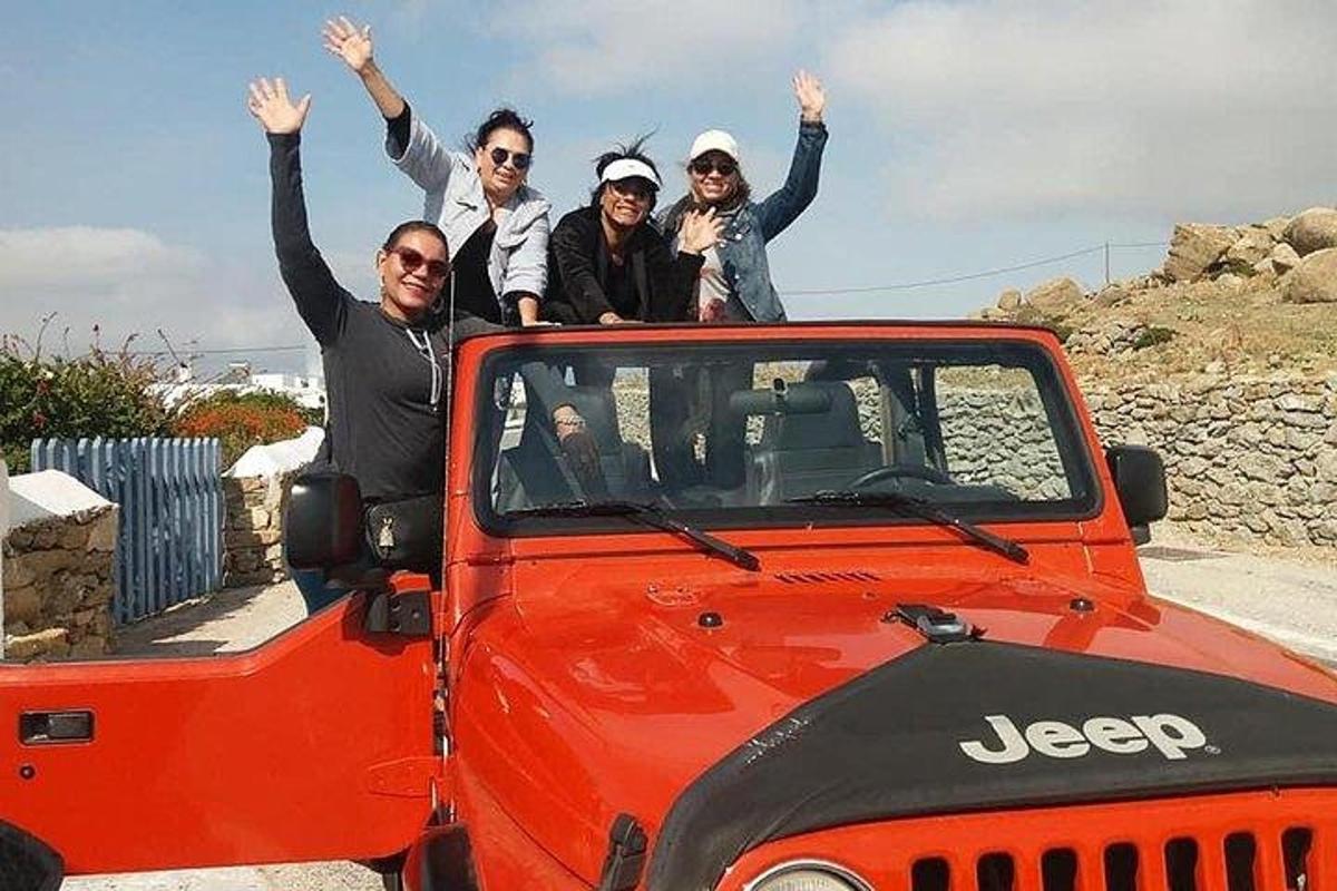 grupp inimesi, kes seisavad veoauto tagaosas