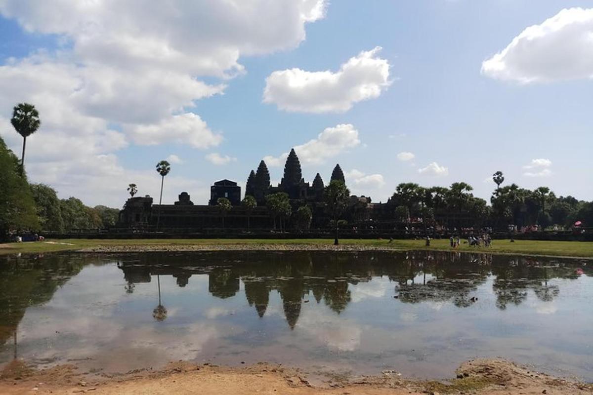 en stor dam foran et tempel