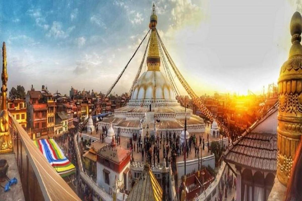 pemandangan bangunan besar di sebuah bandar