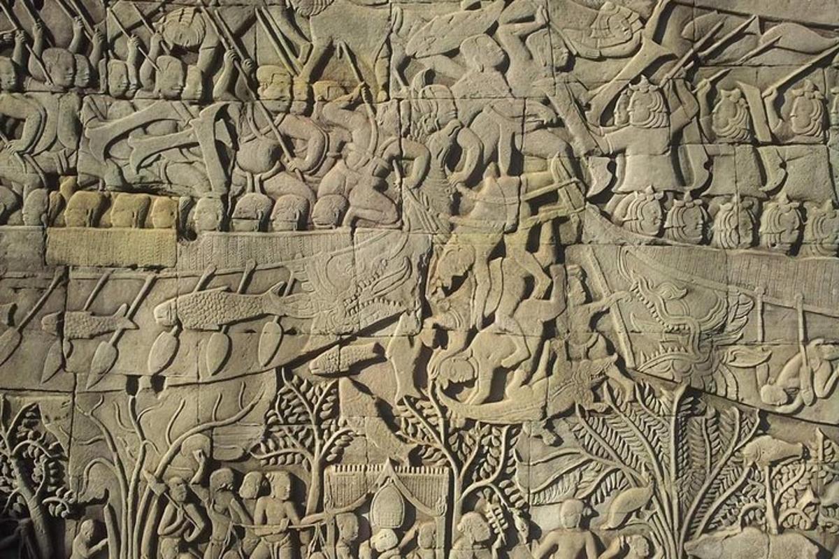 dinding batu dengan relief orang dan hewan