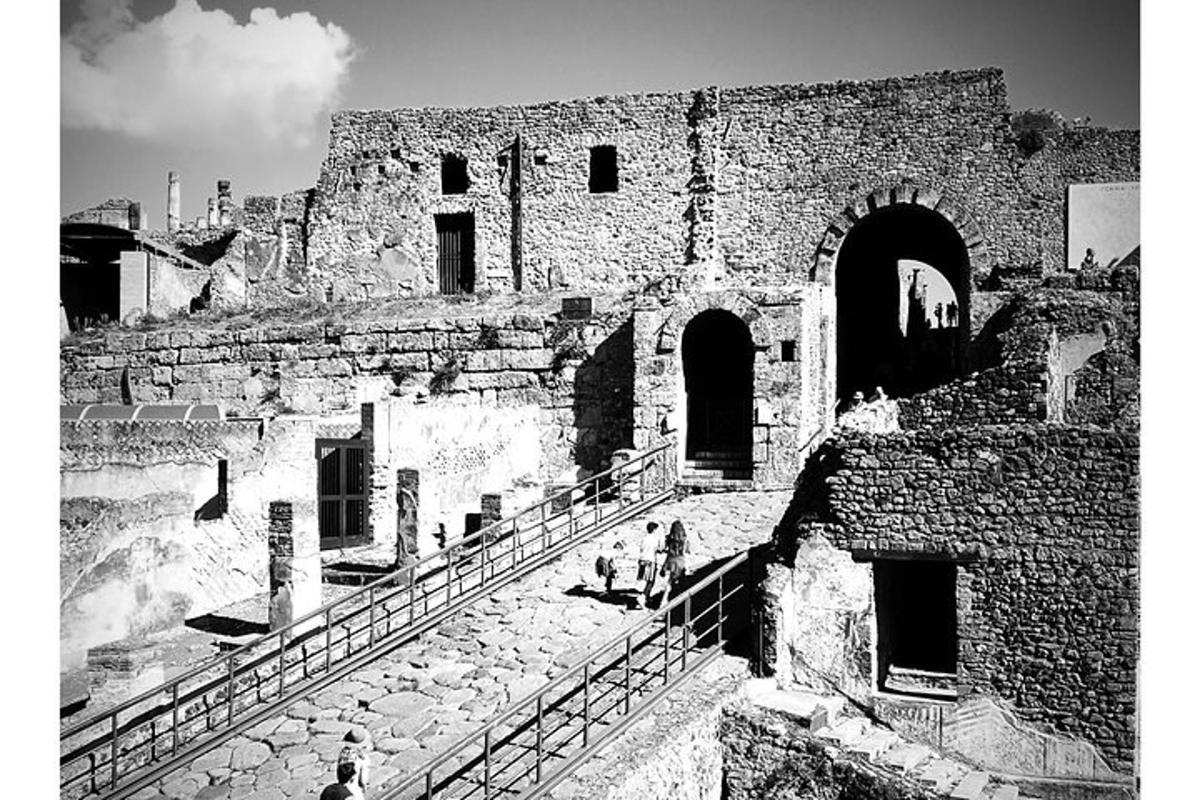 una foto in bianco e nero di un vecchio edificio