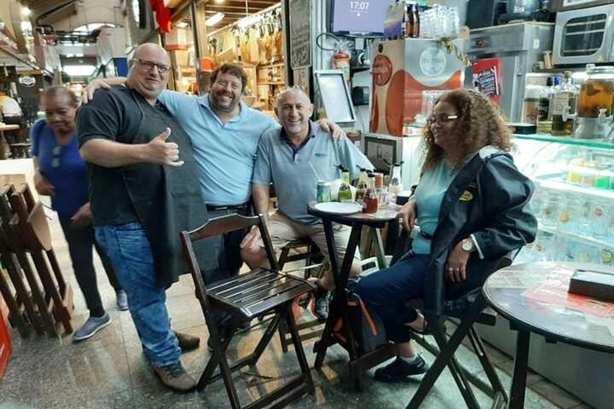 um grupo de pessoas posando para uma foto em um restaurante