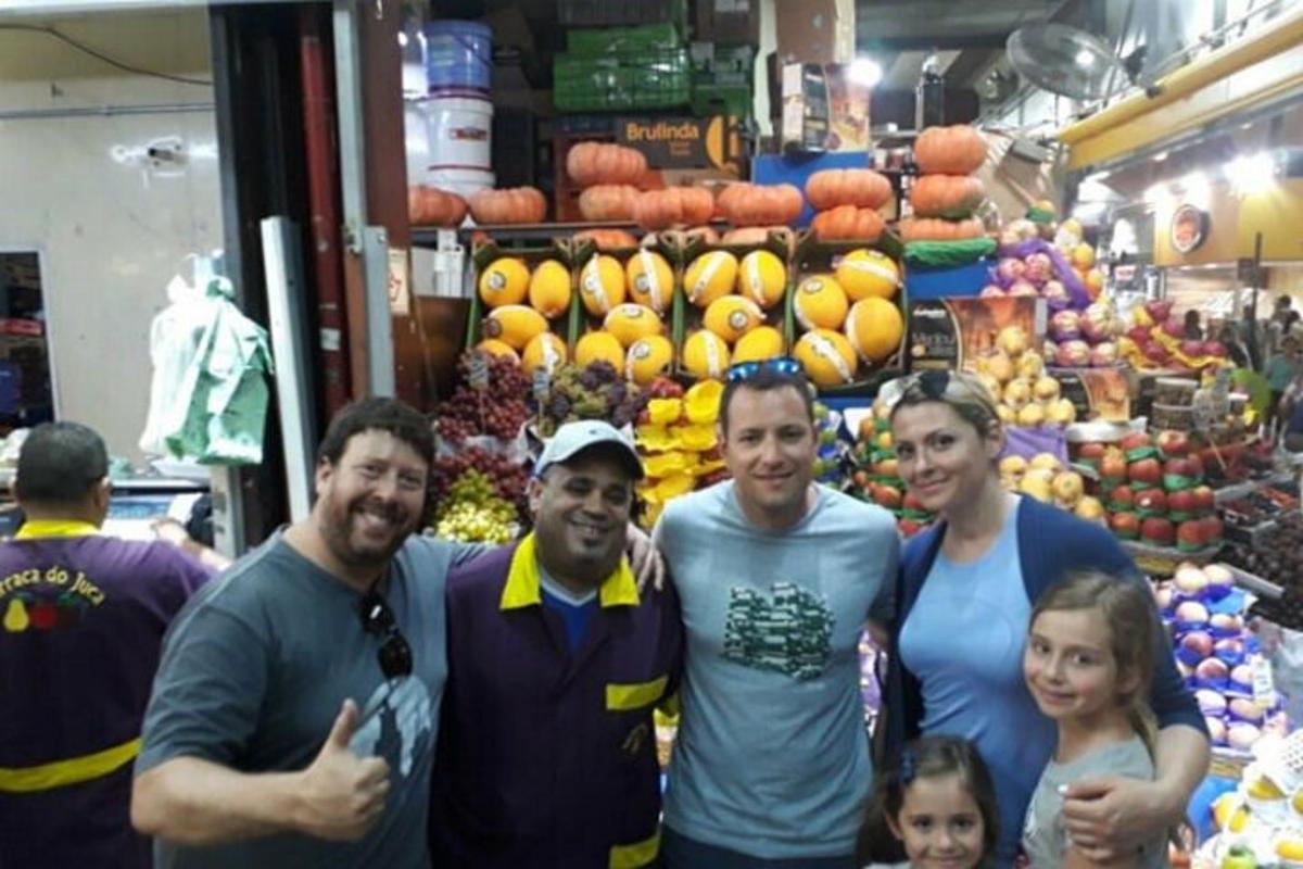 um grupo de pessoas posando para uma foto em um supermercado