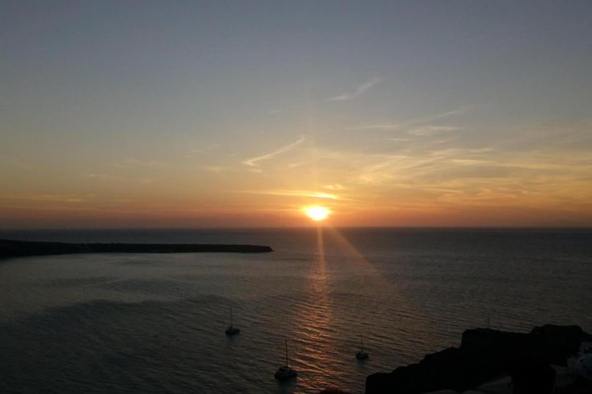 Západ slunce nad oceánem s loděmi ve vodě