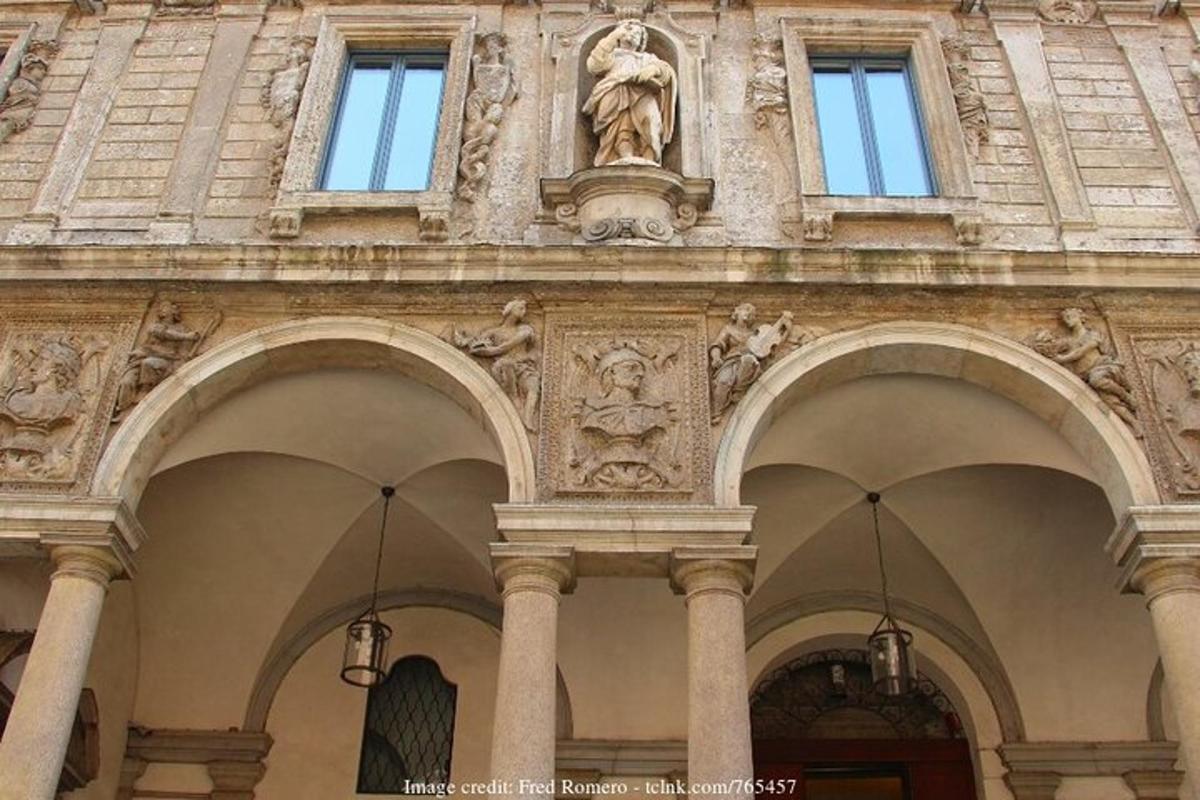 un edificio con una statua sul lato