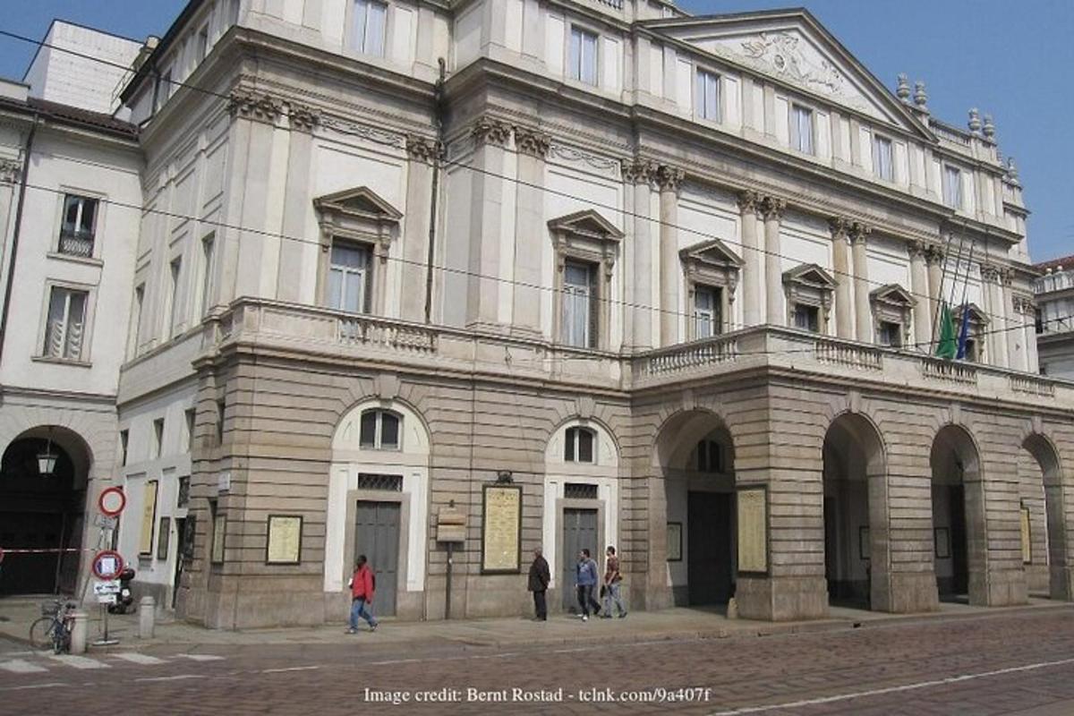 un grande edificio bianco all'angolo di una strada