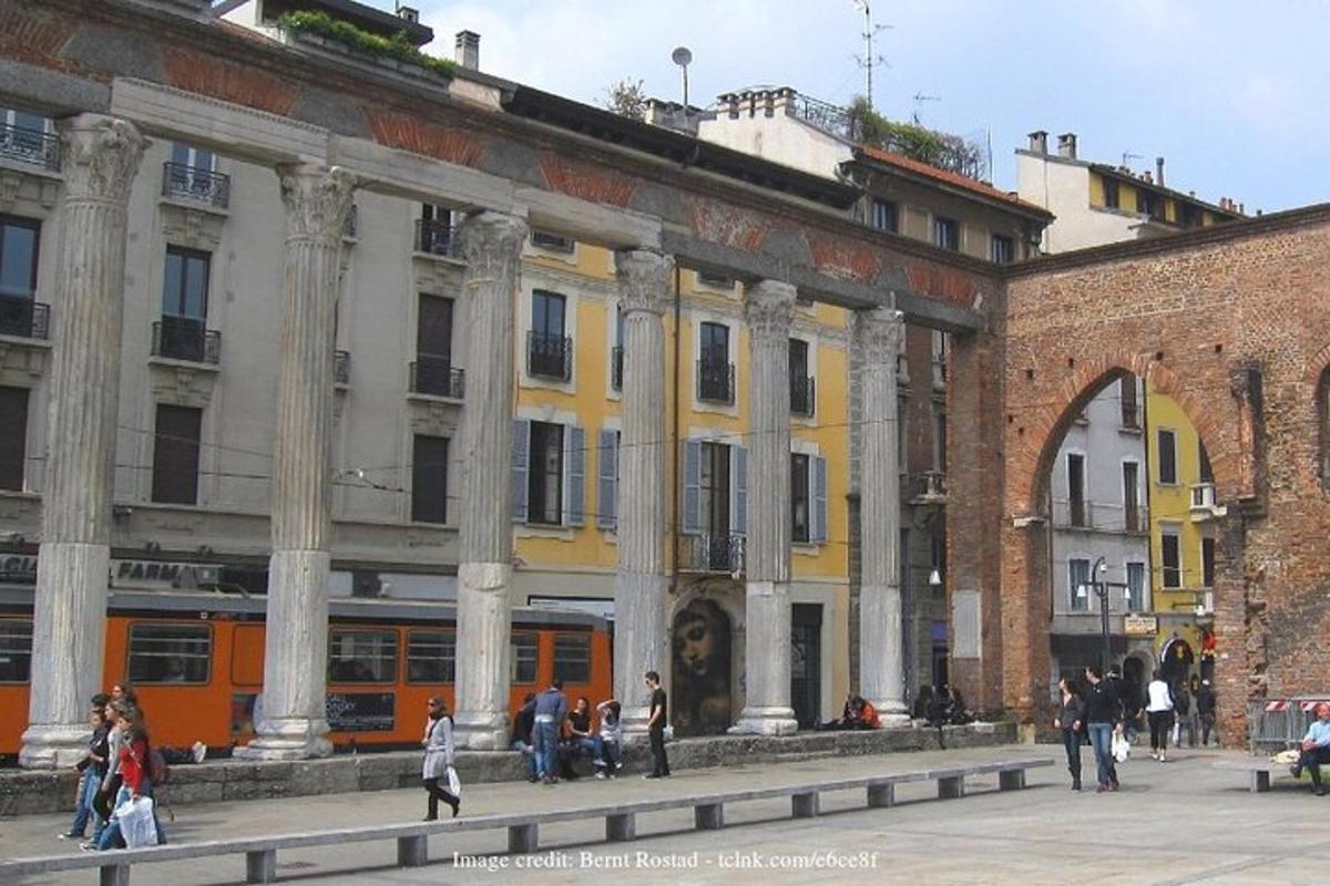 un gruppo di persone che camminano davanti a un edificio