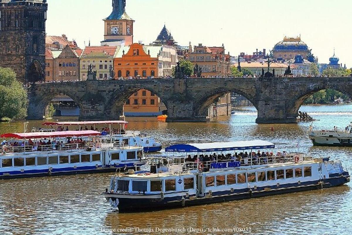 dos barcos en un río con un puente