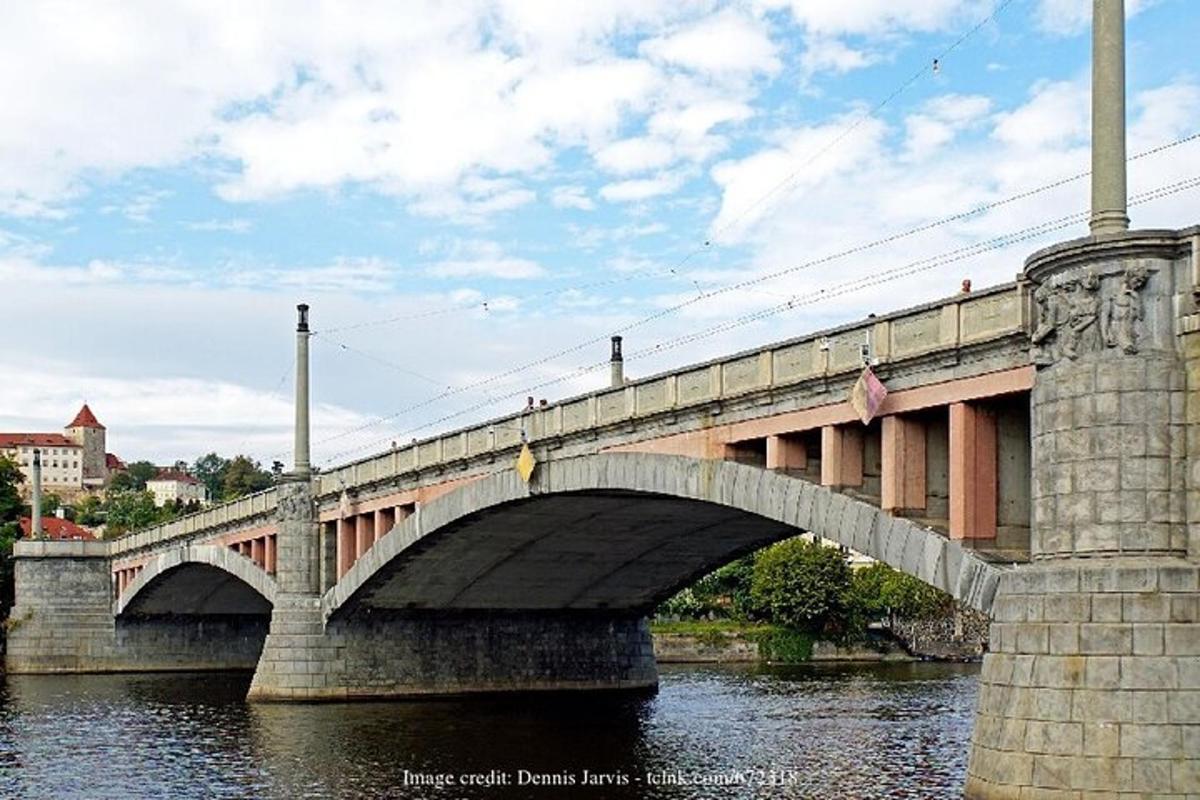 un puente sobre un río en una ciudad