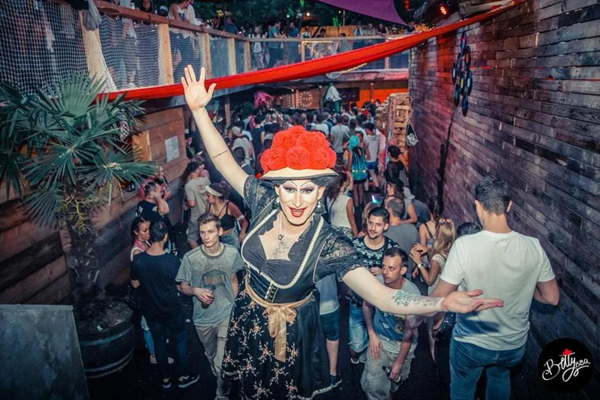 Bonjour, bonjour Fribourg ! - Tournée de spectacle de drag avec Betty BBQ – photo 4