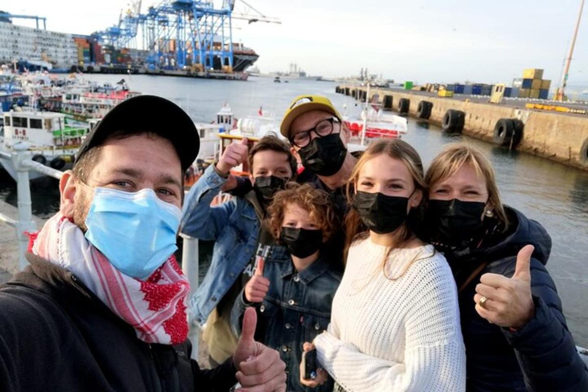 skupina lidí v maskách pózujících pro fotografii