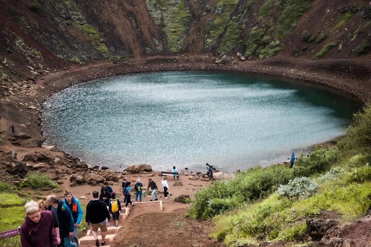 hópur fólks sem gengur niður stíg að vatni