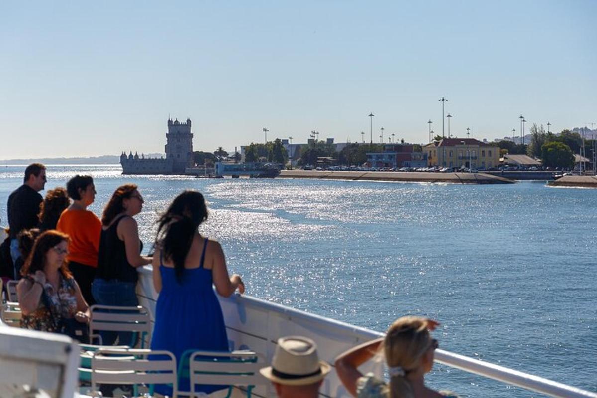 egy csoport ember egy csónakban a vízen