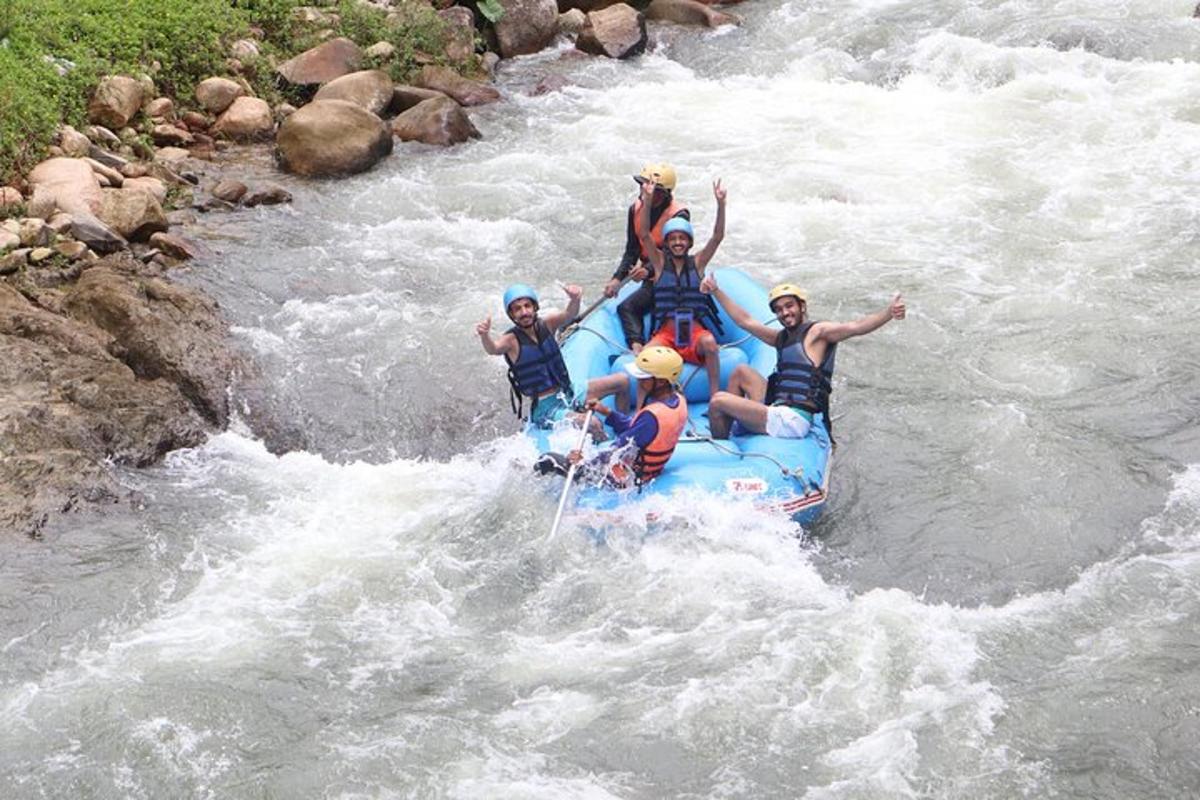 un grupo de personas en una balsa en un río
