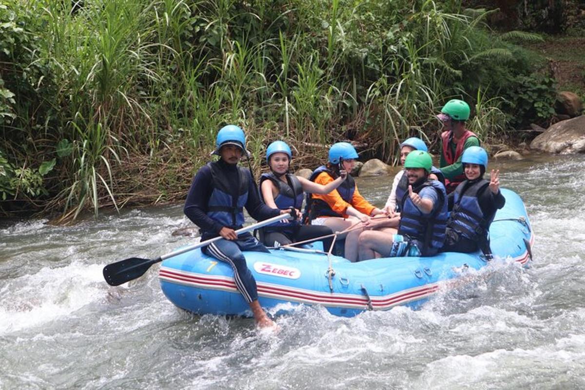 un grupo de personas en una balsa en un río