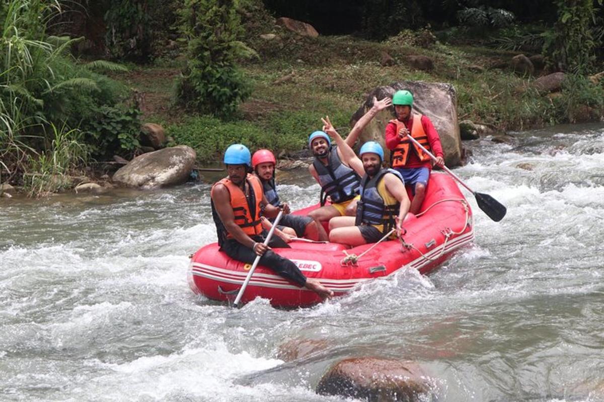 un grupo de personas en una balsa en un río