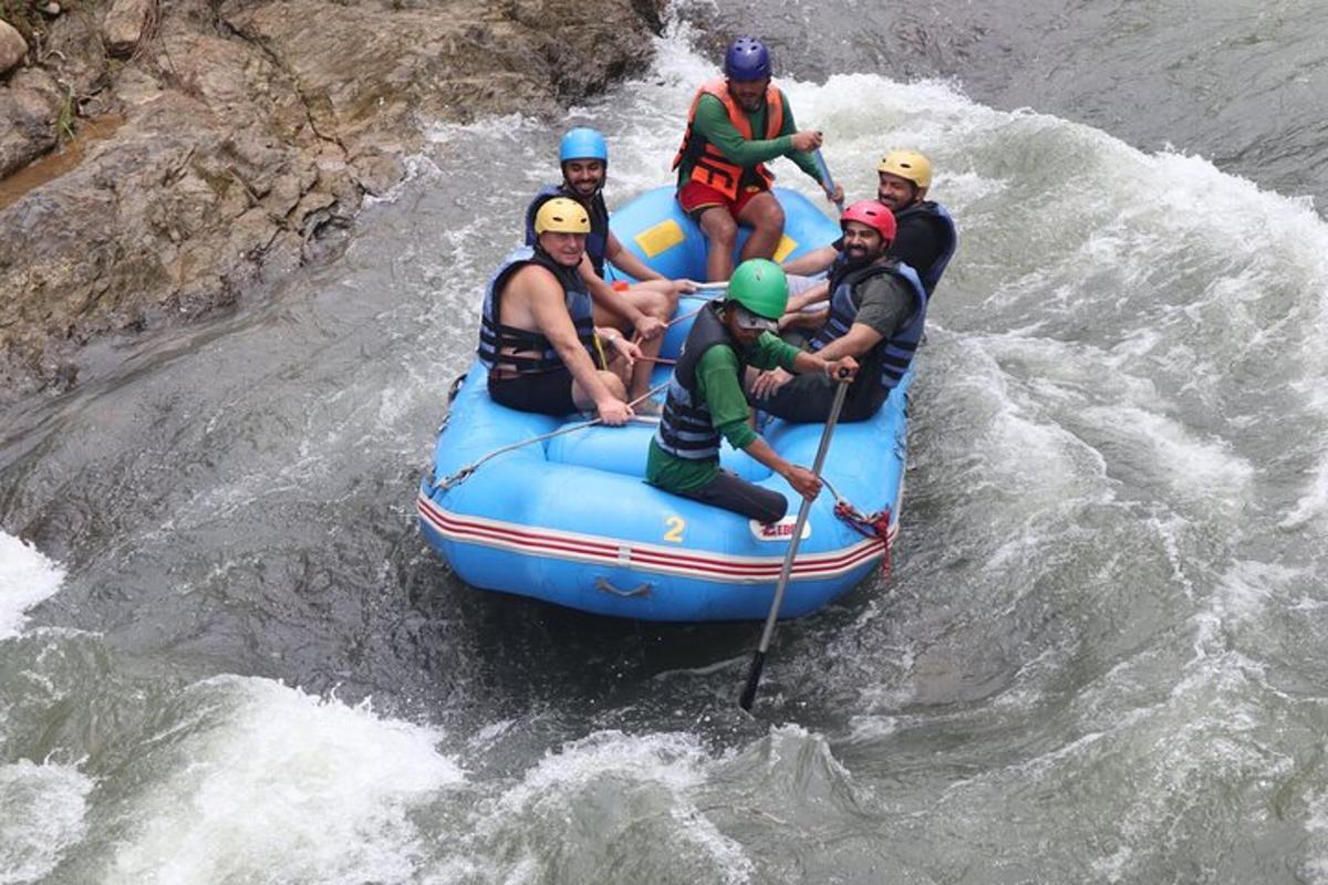 un grupo de personas en una balsa en un río