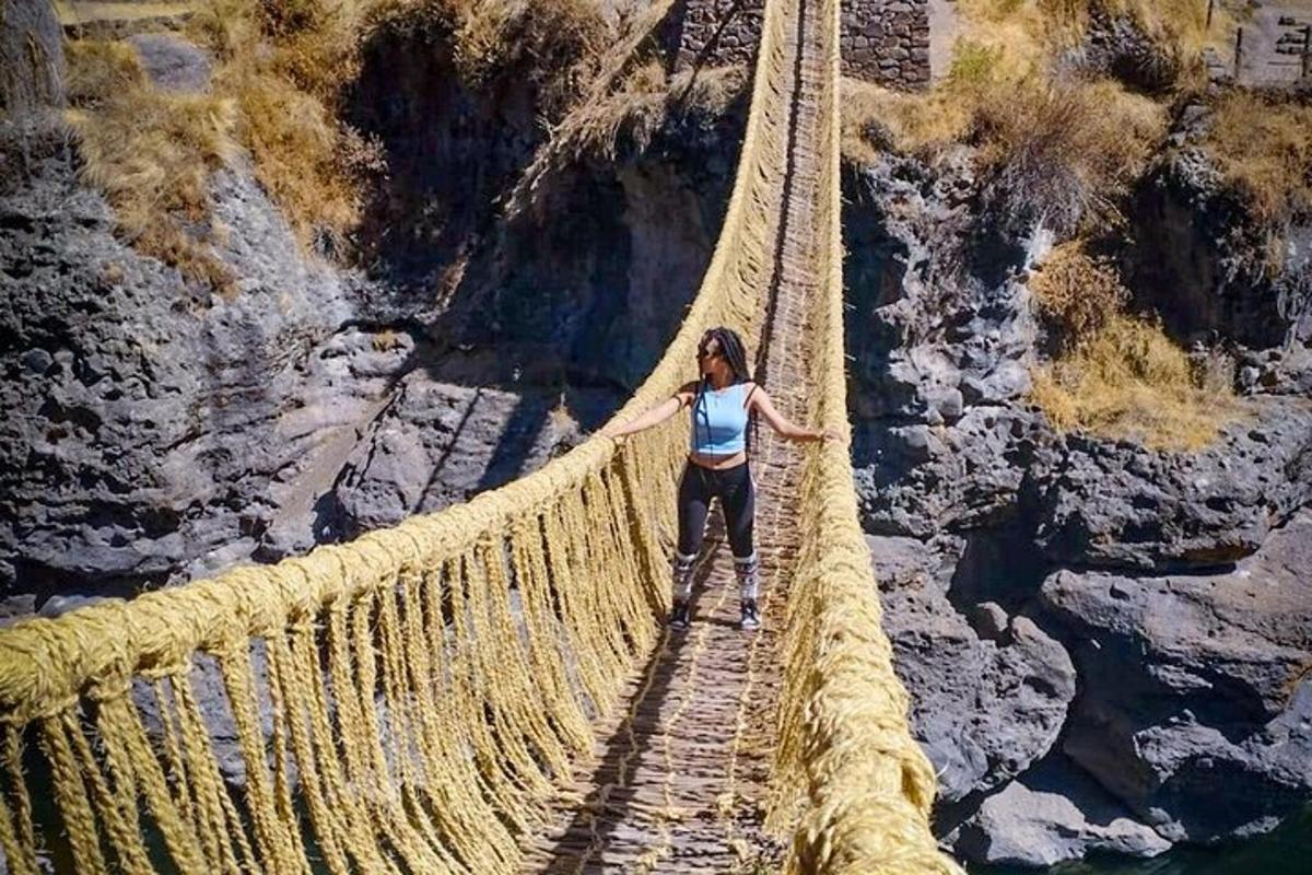 eine Frau, die über eine Hängebrücke geht