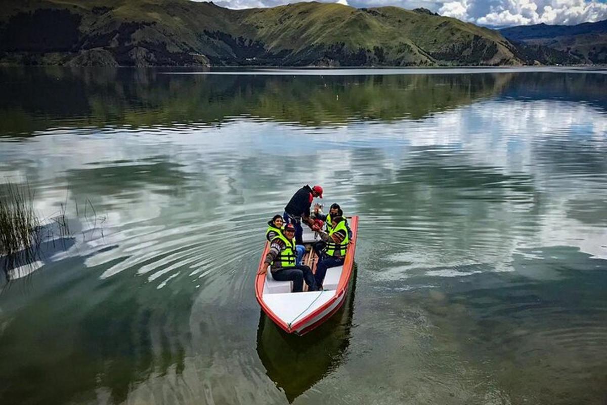 eine Gruppe von Menschen in einem Boot auf einem See