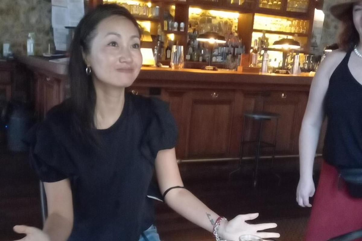 tvær konur standa fyrir framan bar