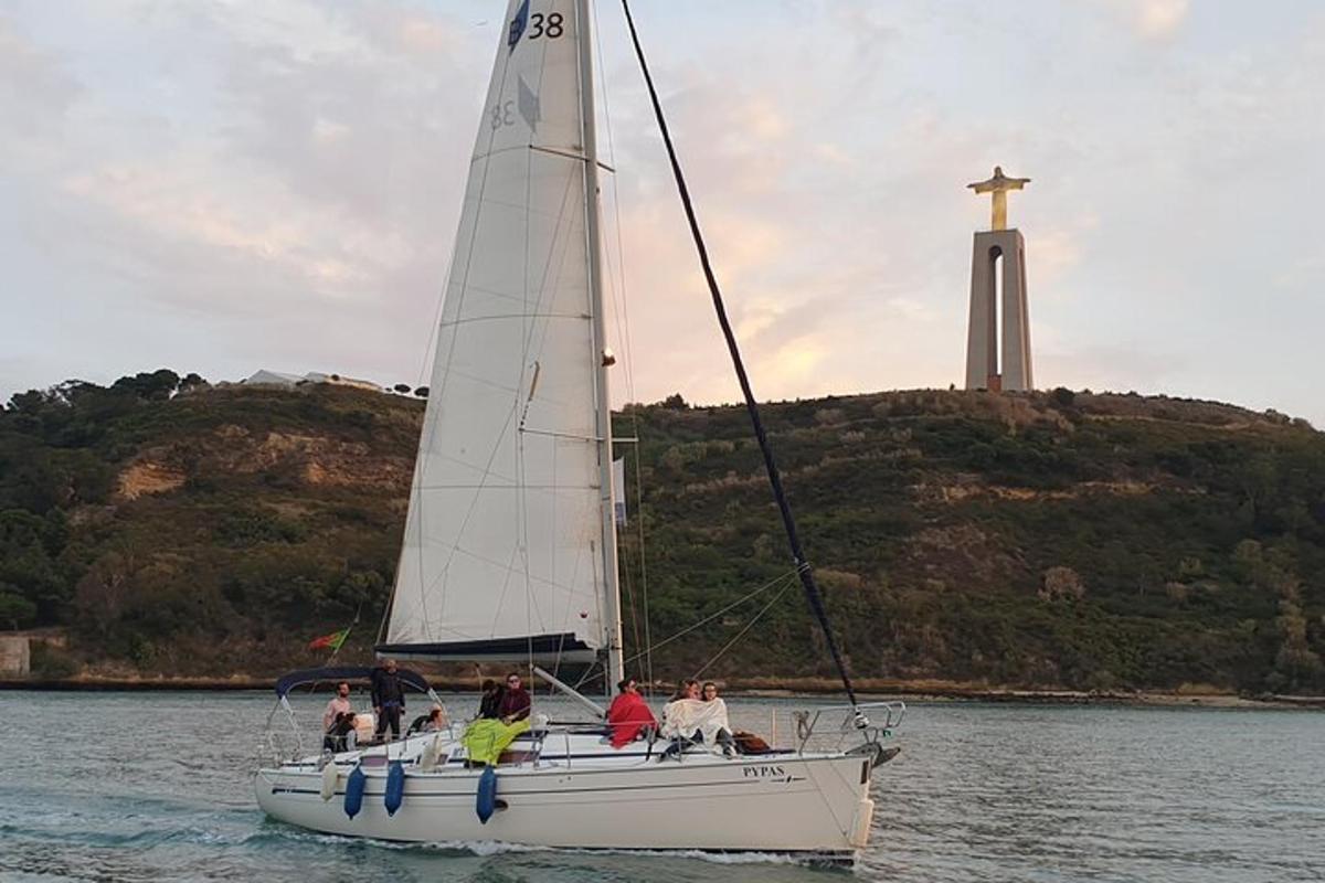un gruppo di persone su una barca a vela in acqua
