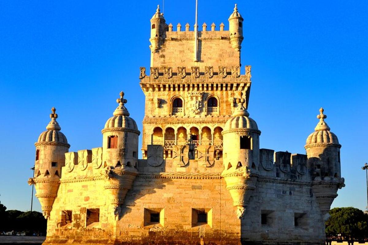 un castello con un cielo azzurro sullo sfondo