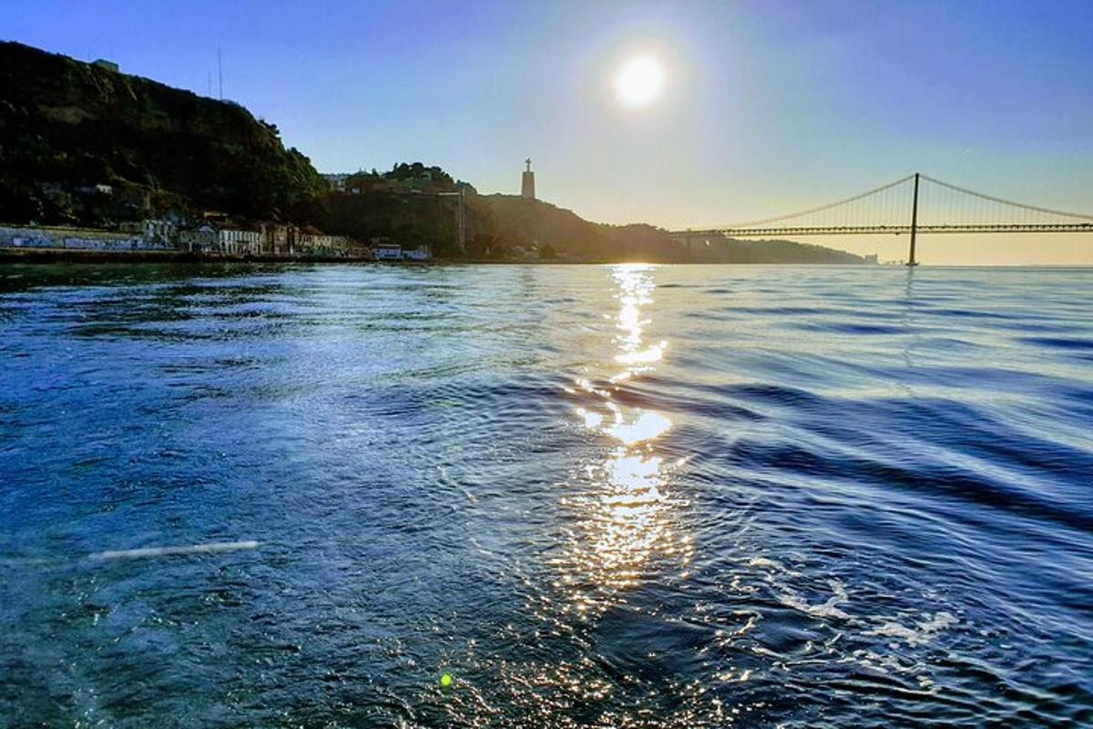 un grande specchio d'acqua con un ponte sullo sfondo