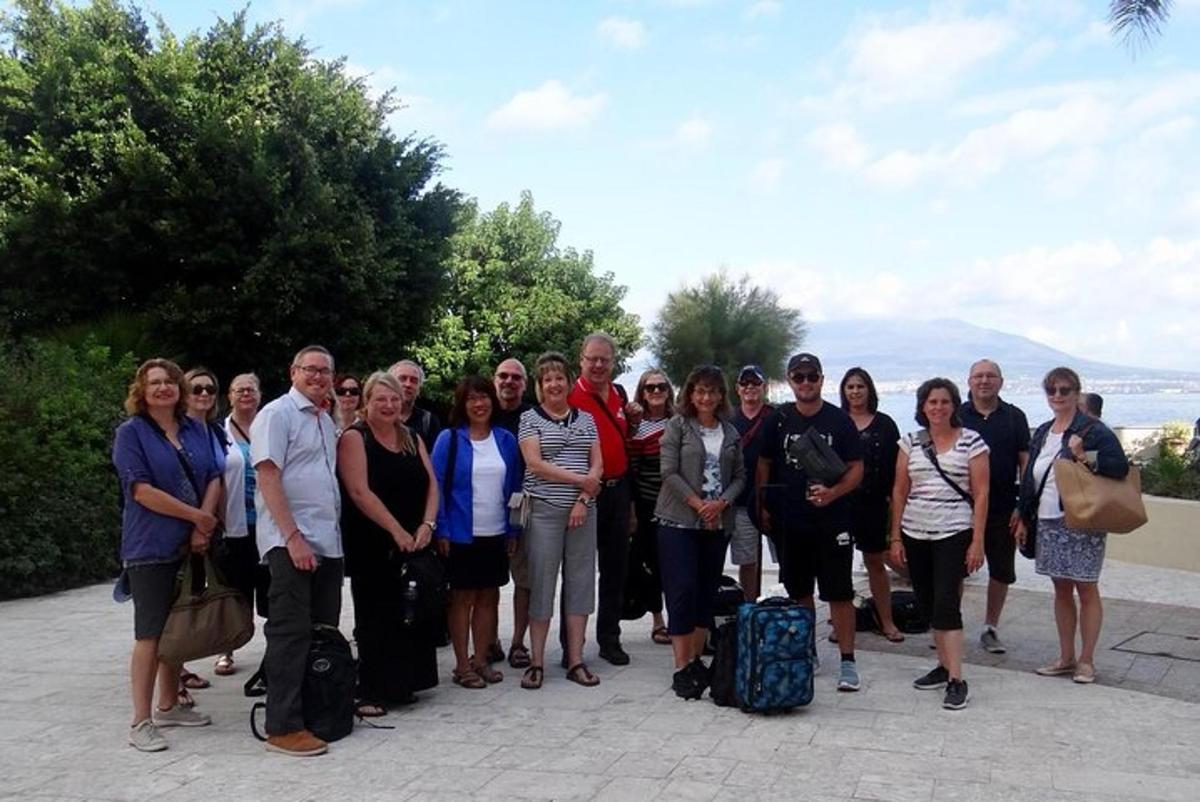 un gruppo di persone che posano per una foto