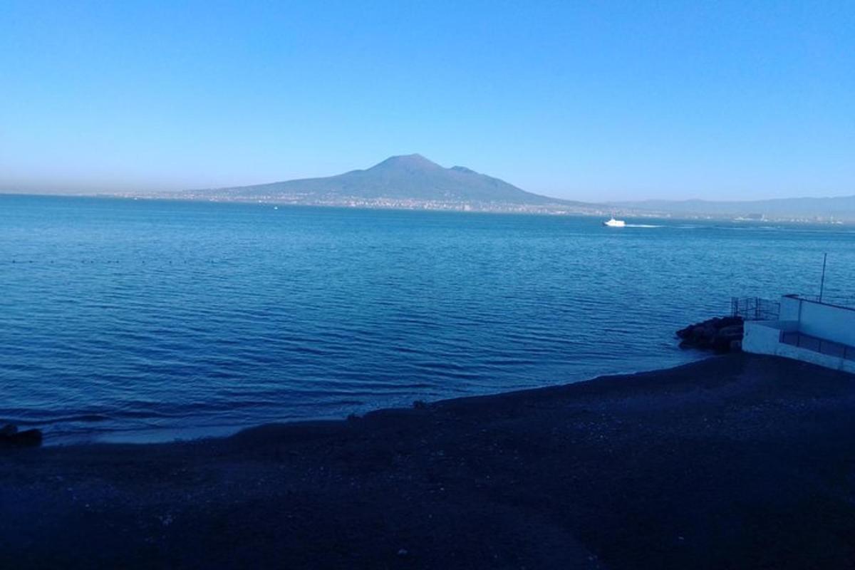 un grande specchio d'acqua con una montagna sullo sfondo