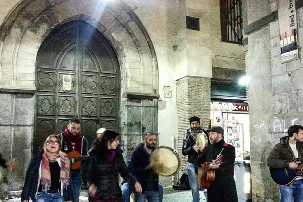 un gruppo di persone in piedi davanti a una porta